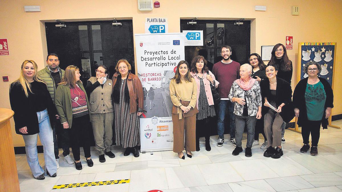 Vecinos, promotores del proyecto ‘Yo soy historias de barrio’ y autoridades, ayer en el centro cultural Infanta Elena durante la presentación de la webserie.