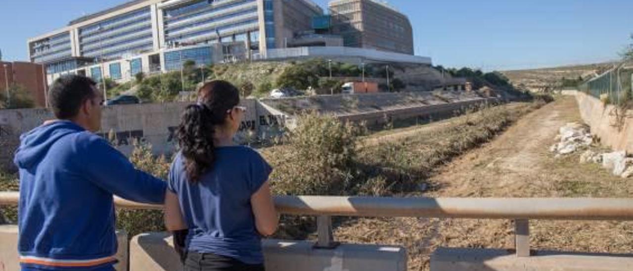 Dos personas observan, ayer, el cauce del barranco de Aguamarga, ya limpio, tras nueve días de tarea.