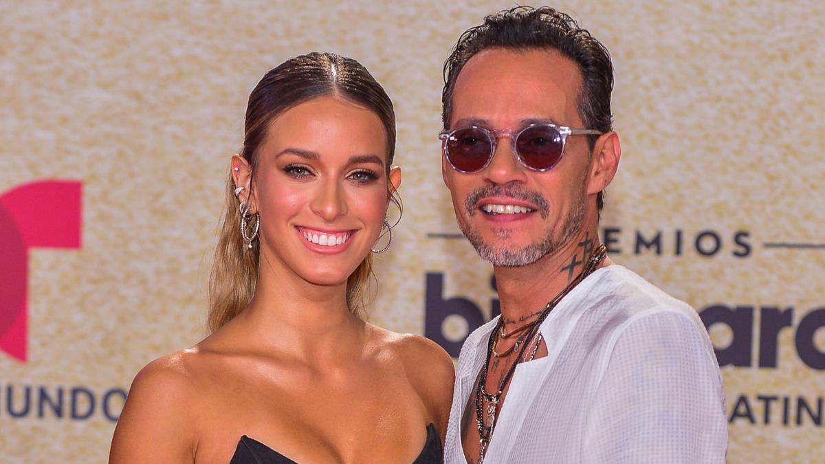 Marc Anthony posa con su novia, la modelo Madu Nicola.