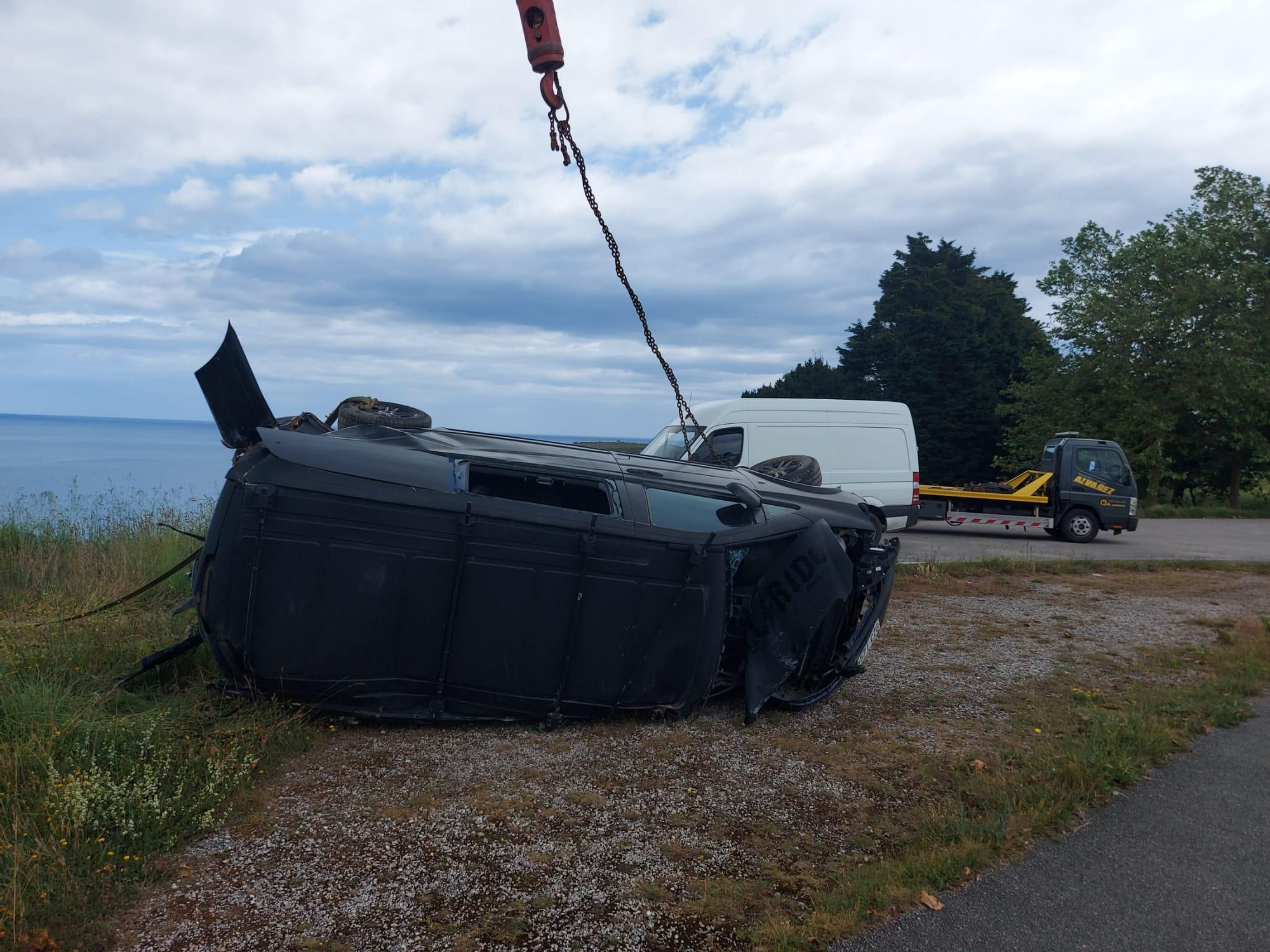 En imágenes: Así fue el rescate del coche que cayó a la ría del Eo por un despiste del conductor