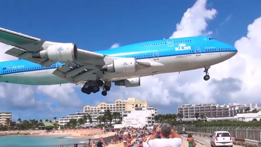 Vídeo | Los aviones aterrizan a escasos metros de una playa llena de gente en este aeropuerto