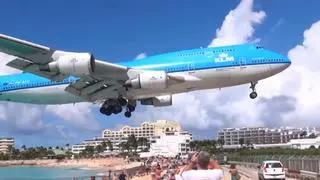 Vídeo | Los aviones aterrizan a escasos metros de una playa llena de gente en este aeropuerto