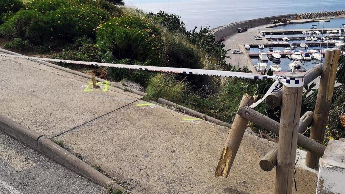 Lugar por donde cayó el coche accidentado en Palamós.