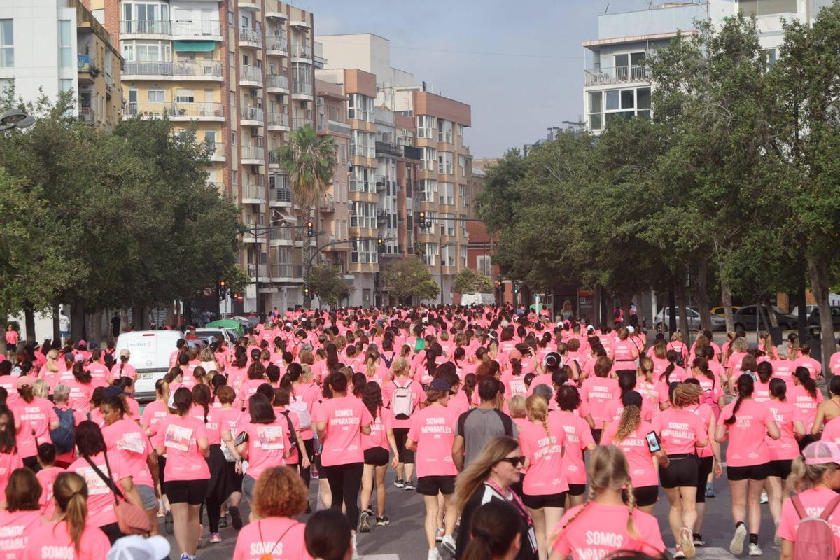 Una marea rosa de corredoras, en las calles de València.