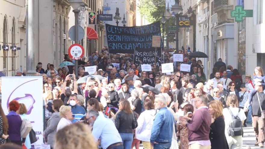 Jóvenes y mayores se han unido en Córdoba en la misma lucha que reivindica un futuro sostenible para las nuevas generaciones.