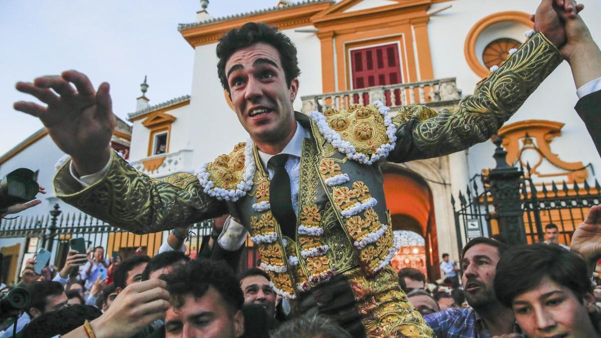 Tomás Rufo durante su salida por la Puerta del Príncipe de Sevilla en la pasada Feria de Abril