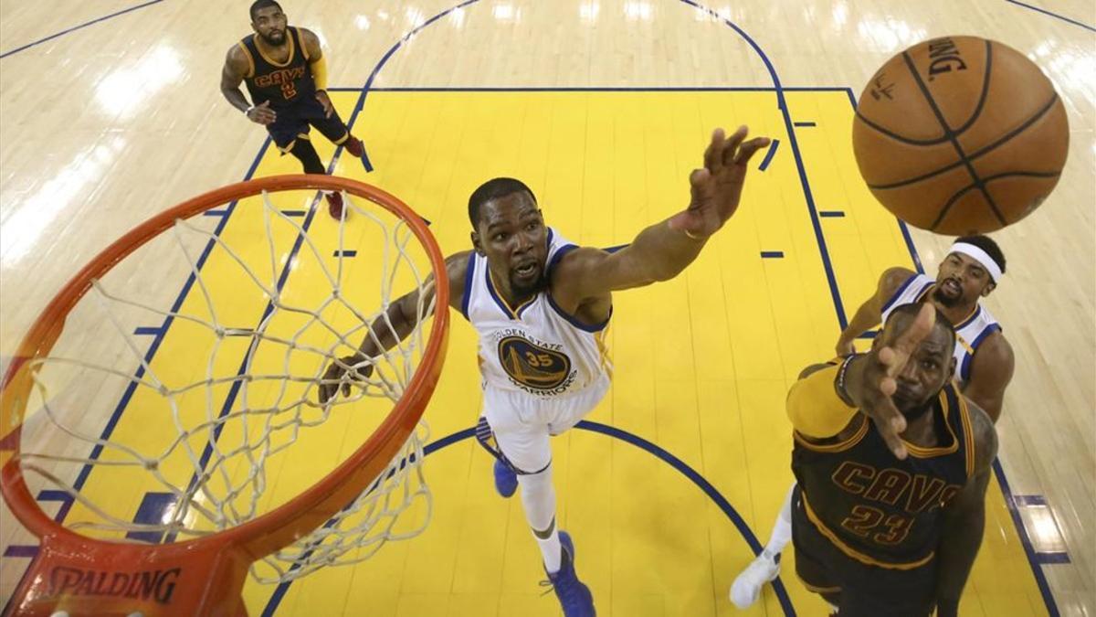 Durant y James, en acción en el primer partido de la final