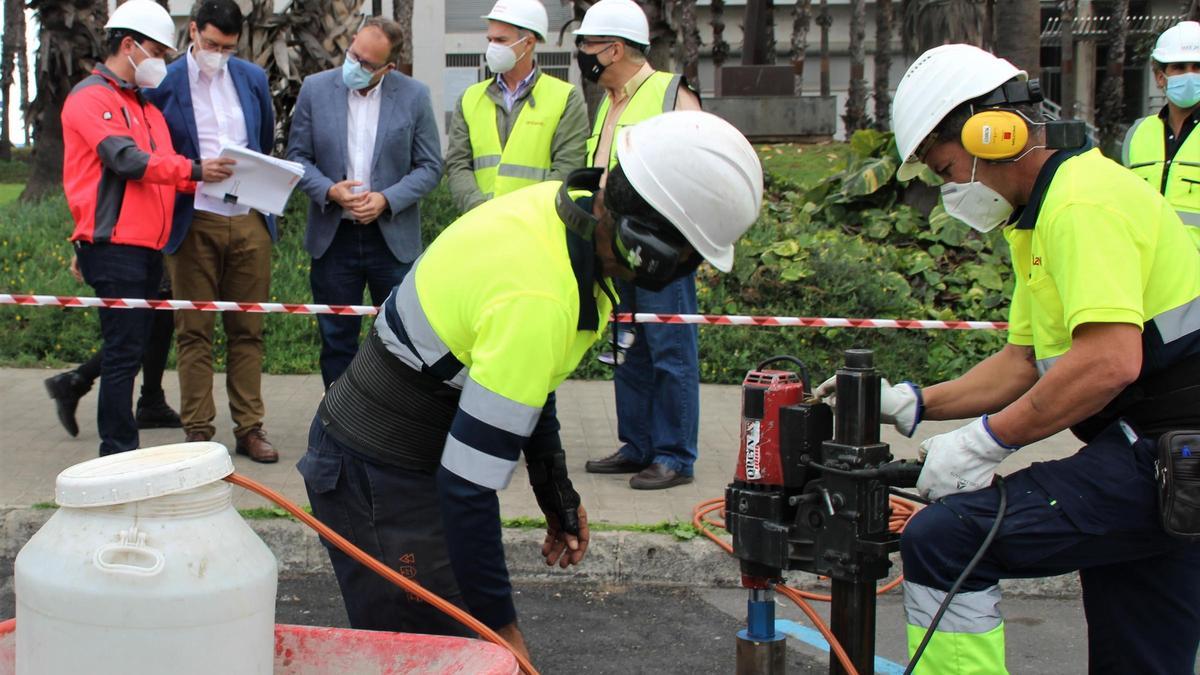 Trabajos de instalación de los sensores en la zona azul de las inmediaciones de la Fuente Luminosa.