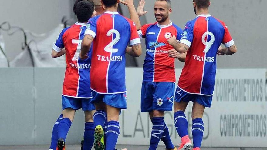 Los futbolistas del Langreo celebran uno de los tantos conseguidos ayer ante L&#039;Entregu.