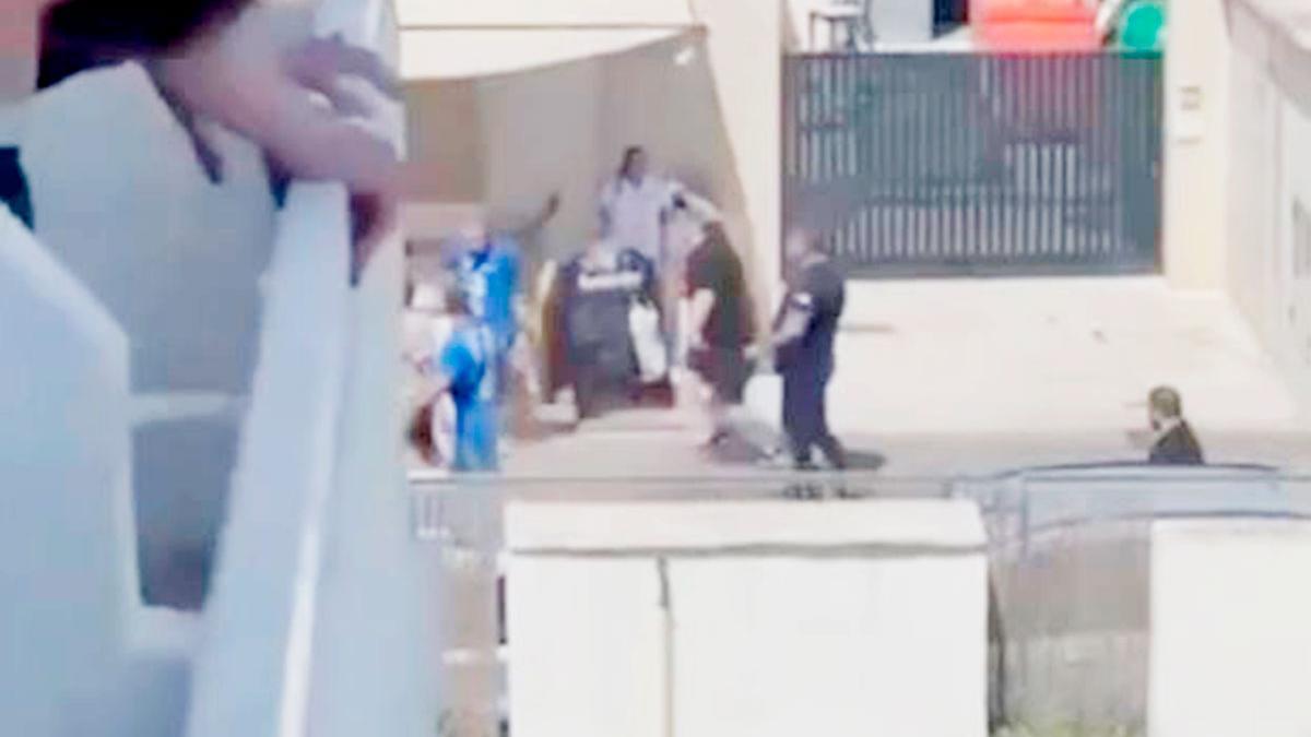 Ein Standbild aus dem Video, auf dem prügelnde Türsteher zu sehen sind.