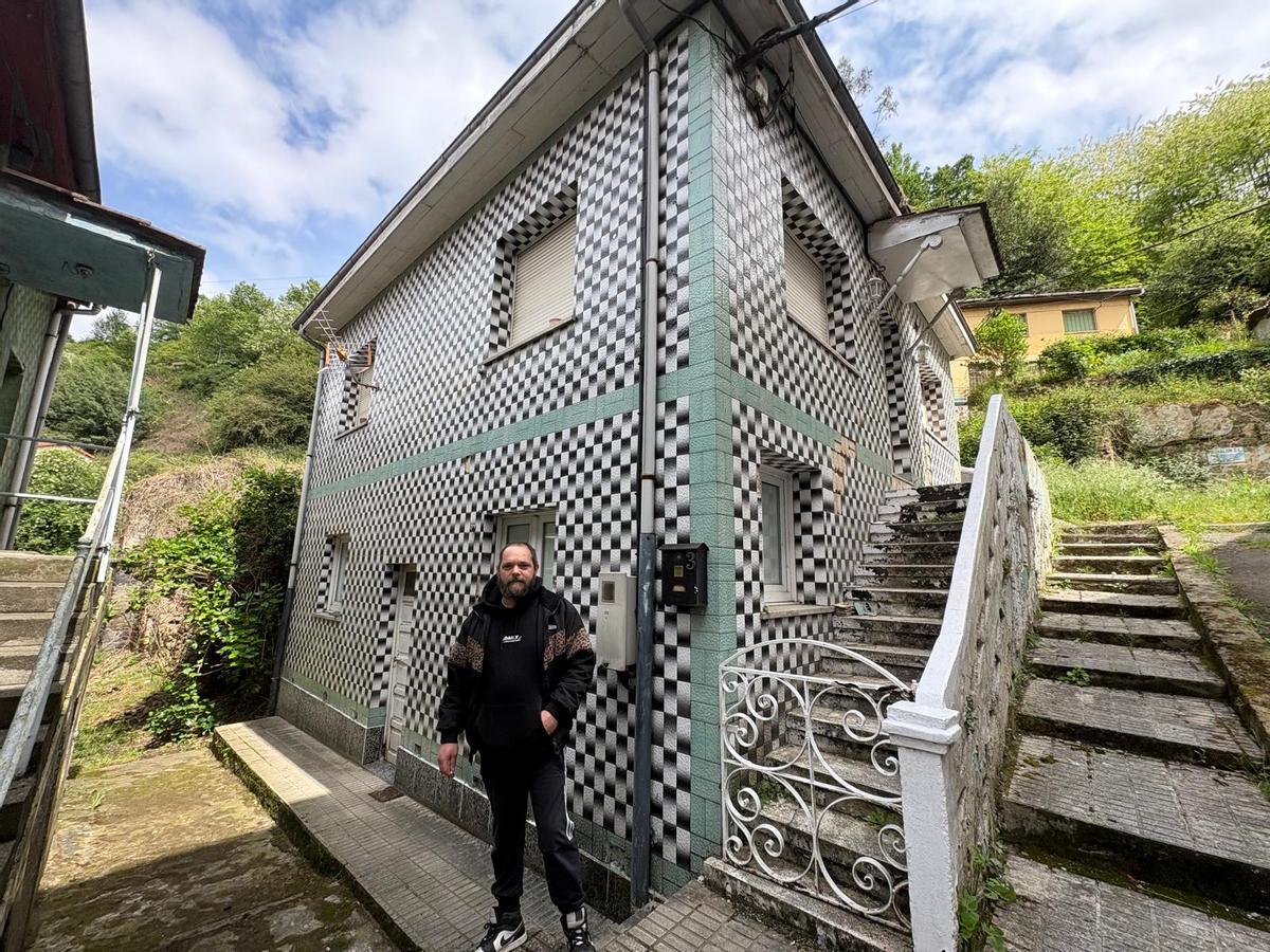 José Manuel Gómez ante su casa en el barrio de El Puente, en Langreo