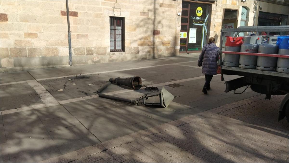 Farola derribada en San Torcuato