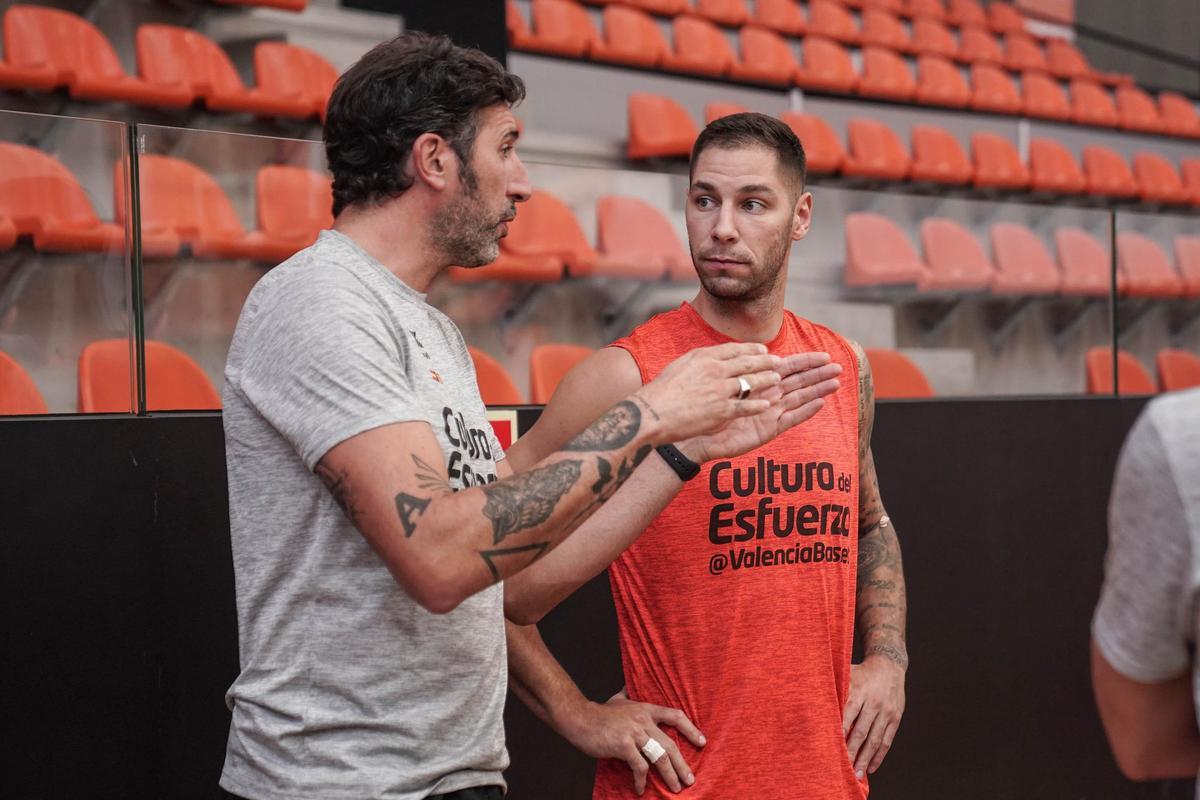 Stefan Jovic, junto a Álex Mumbrú en el entrenamiento de este martes