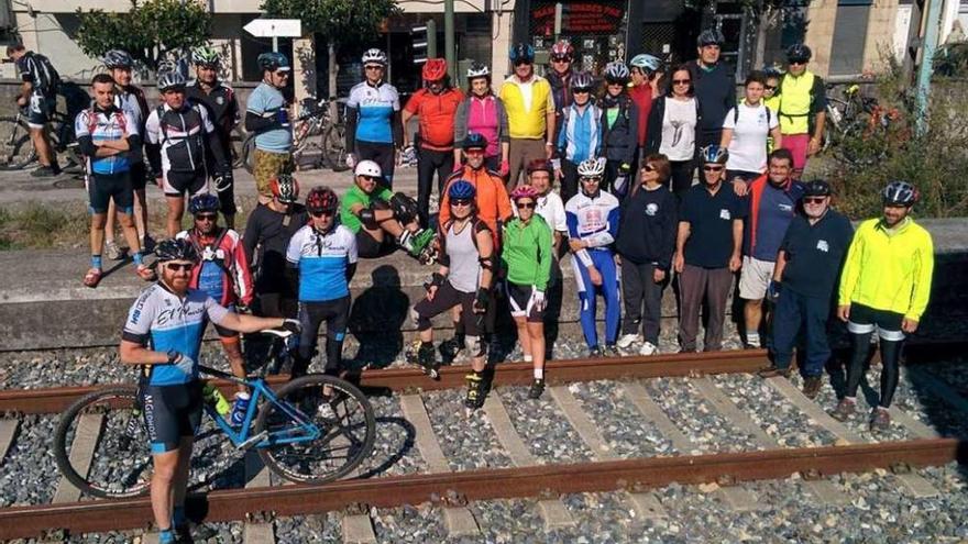 El grupo a su paso por la antigua vía del tren, que proponen para la vía verde. // R.V.