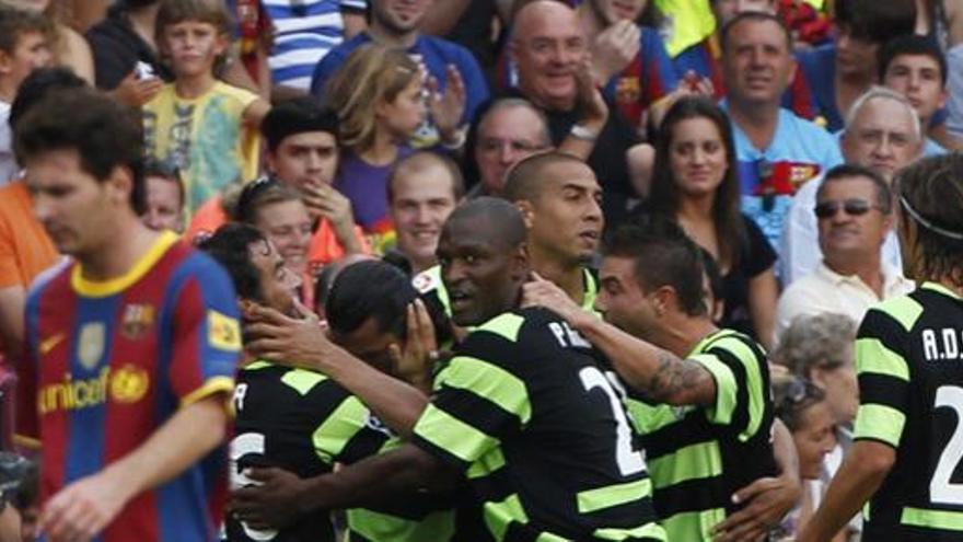 Los jugadores del Hércules celebran su victoria ante el Barça.