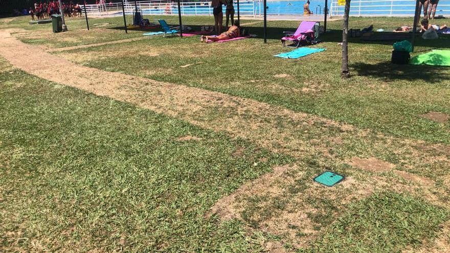 Quejas por la falta de sombra y el césped de la piscina de verano de Plasencia