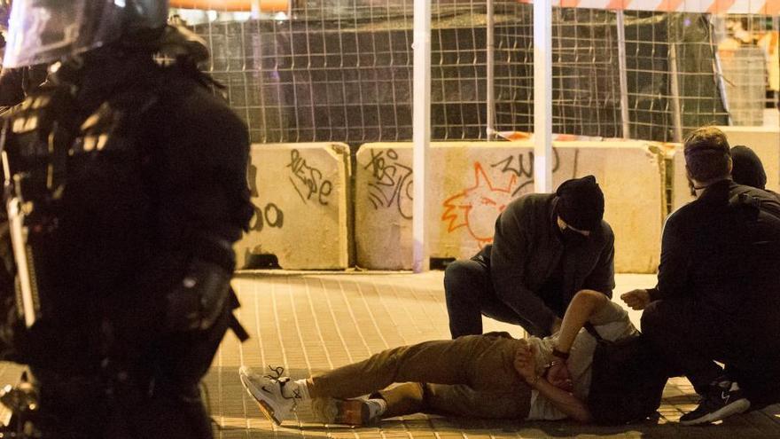 Agents dels Mossos detenen una persona a Plaça Catalunya en les protestes d&#039;ahir a la nit |