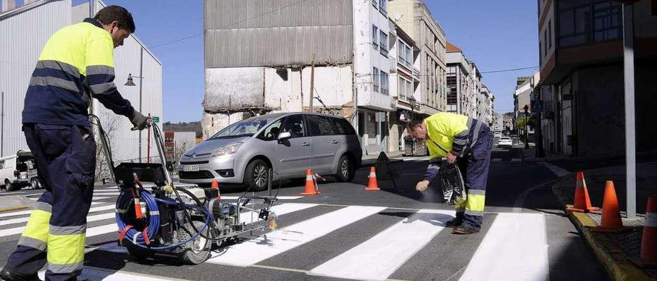 Operarios municipales, en una actuación en las calles del núcleo urbano. // Bernabé/Javier Lalín