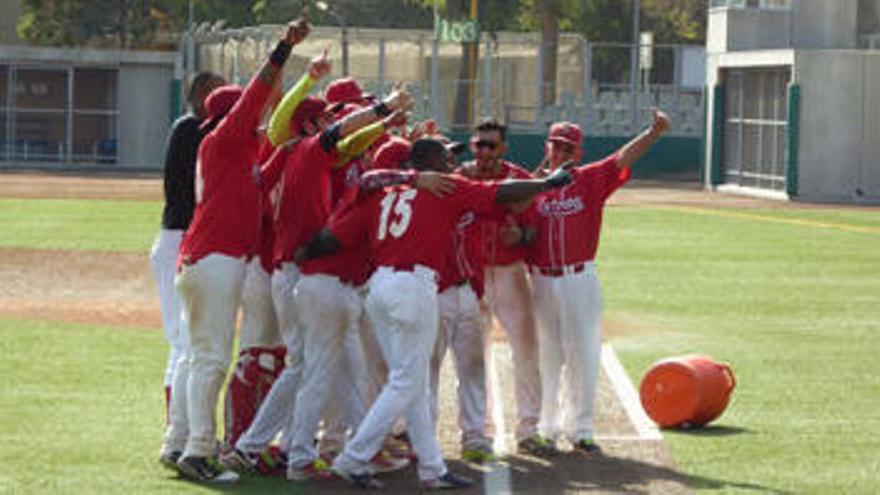 Los jugadores del Astros celebraron el triunfo sobre el césped del campo del Jardín del Turia.