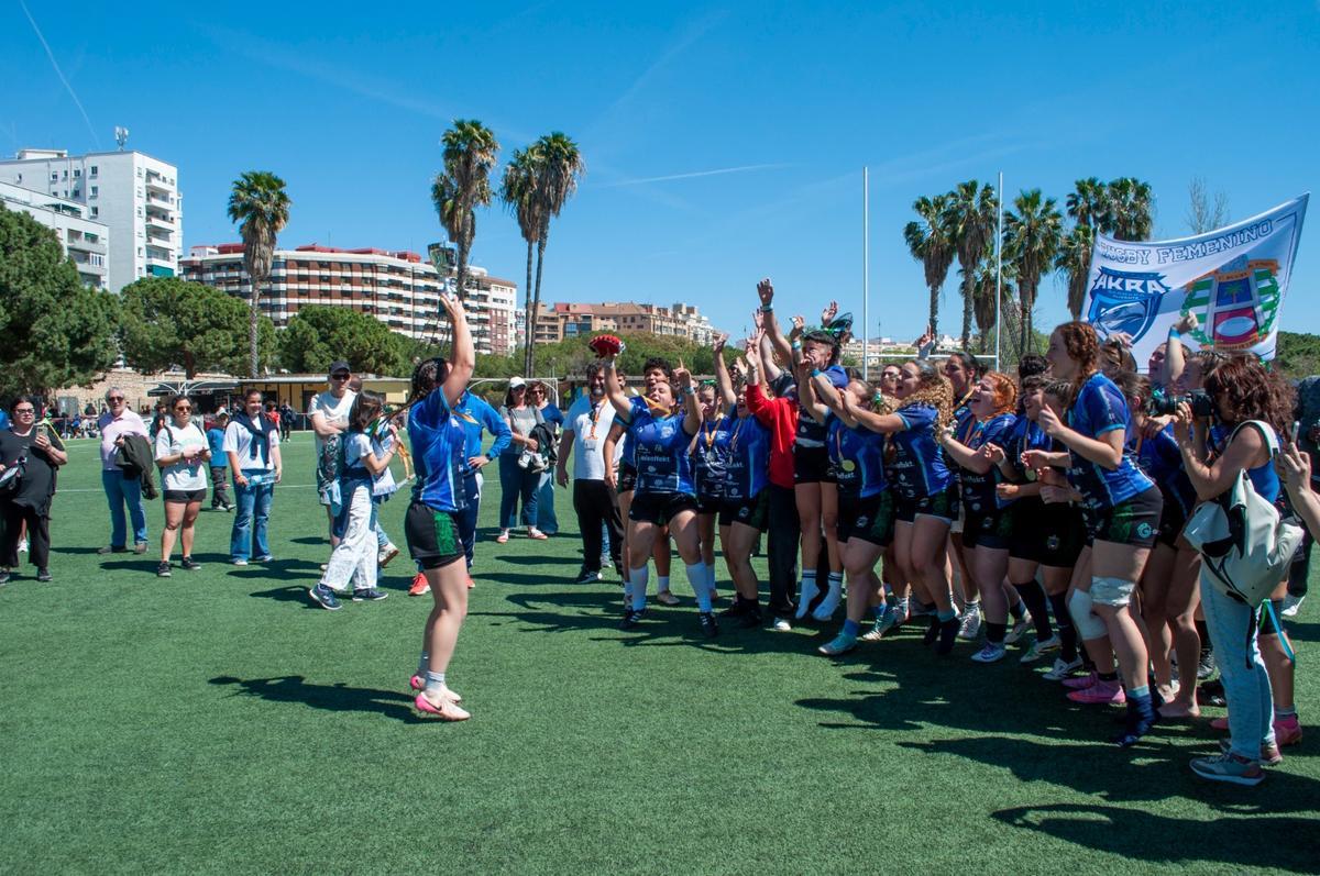 La unión del Akra Bárbara y el Elche Rugby Unión celebra el segundo puesto.