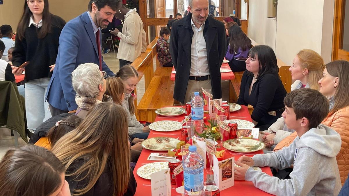 Marc Aloy parlant amb algunes de les 350 persones que han participat en el dinar de Nadal