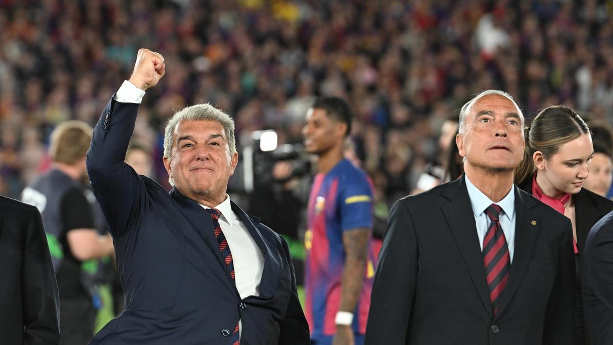Joan Laporta levanta su puño hacia la grada junto al presidente Rafa Yuste tras la consecución del título de liga 2025-26