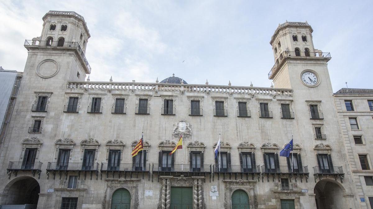 Fachada del Ayuntamiento de Alicante, en una imagen de archivo