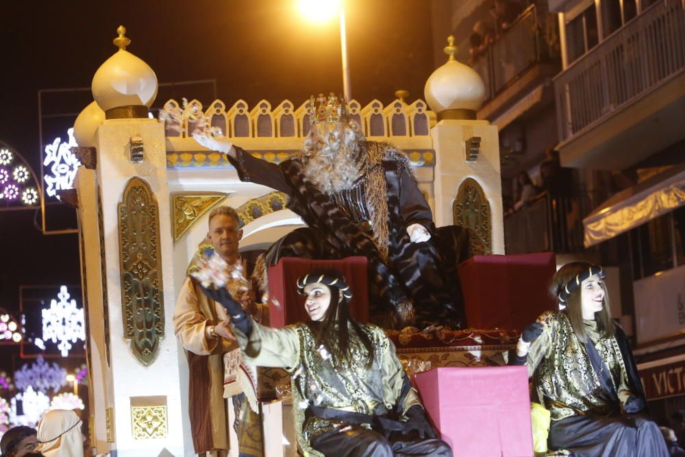 La cabalgata de los Reyes Magos en Elche ha recorrido el centro de la ciudad con 13 carrozas y más de 600 personas