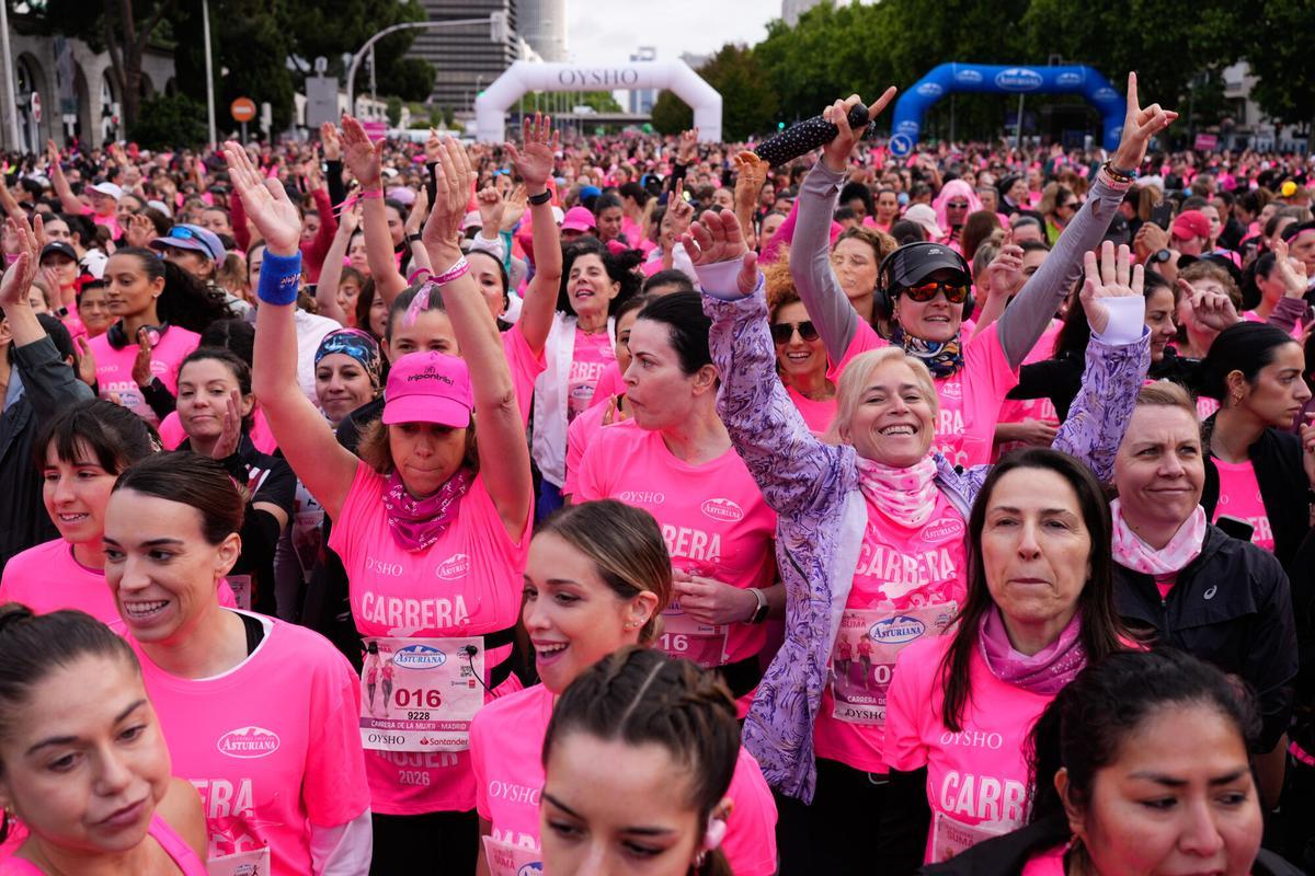 Miles de participantes toman la salida en la tradicional carrera de la Mujer contra el Cáncer celebrada este domingo en Madrid.