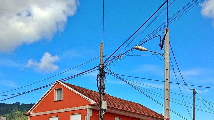 El poste en medio de la carretera en A Miranda.