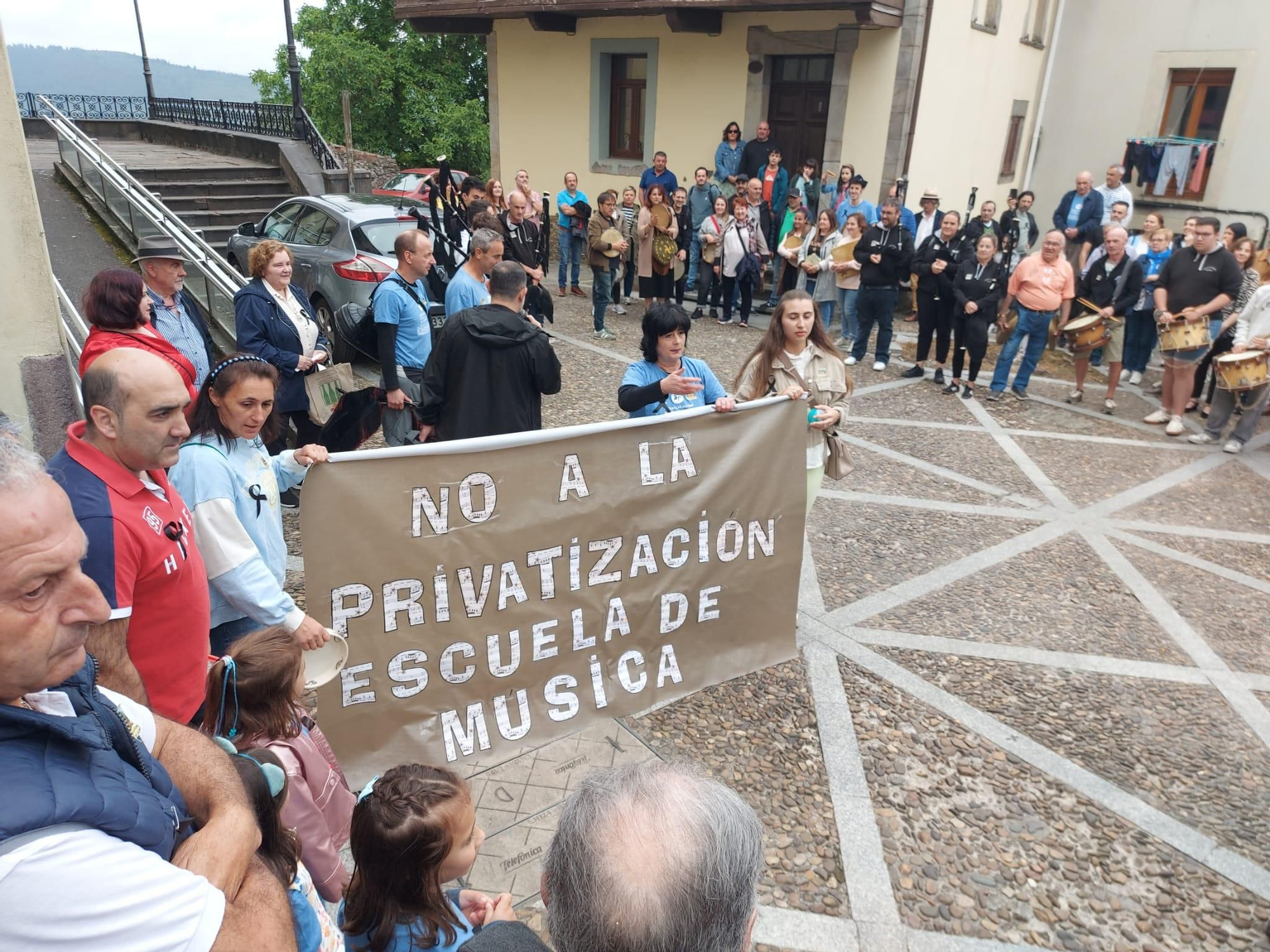 En imágenes: Así fue la manifestación contra el cierre de la Escuela de Música de Tineo