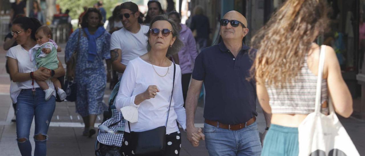 Gente paseando por el centro de Pontevedra. |   // PABLO HERNÁNDEZ GAMARRA