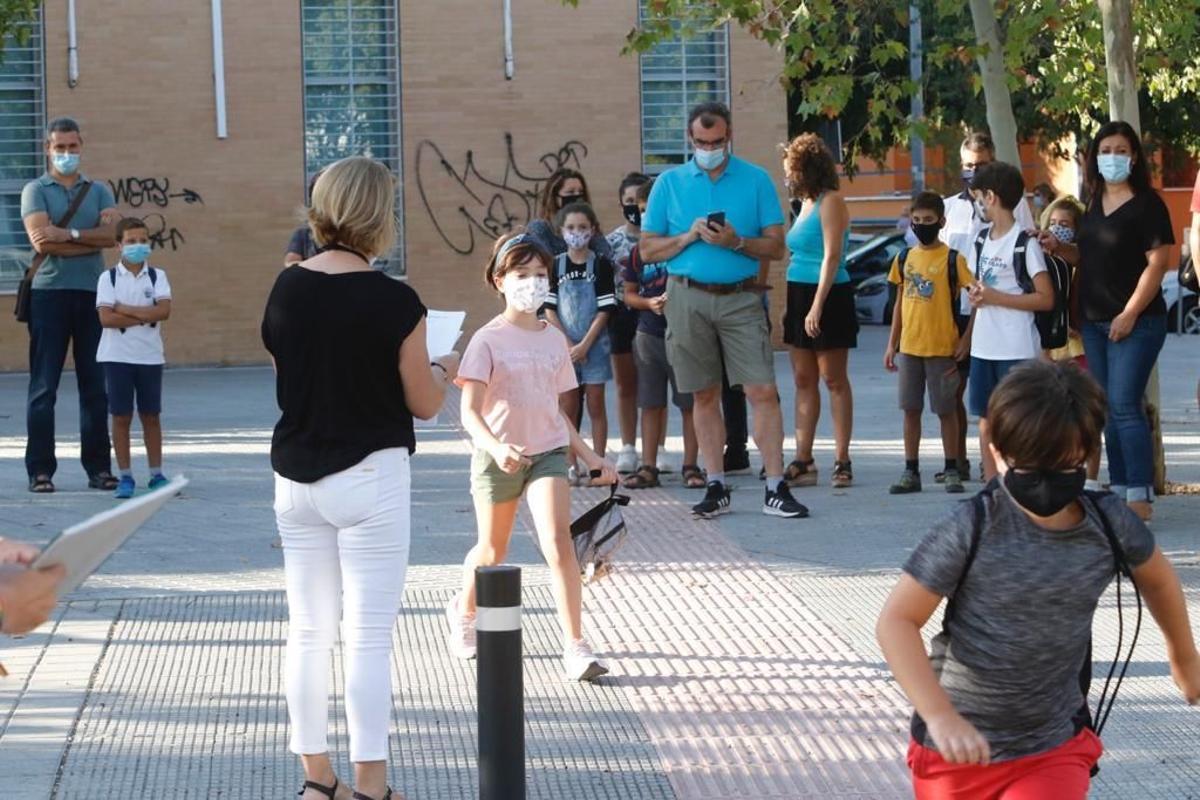 Control del acceso de los alumnos a un colegio de Córdoba.