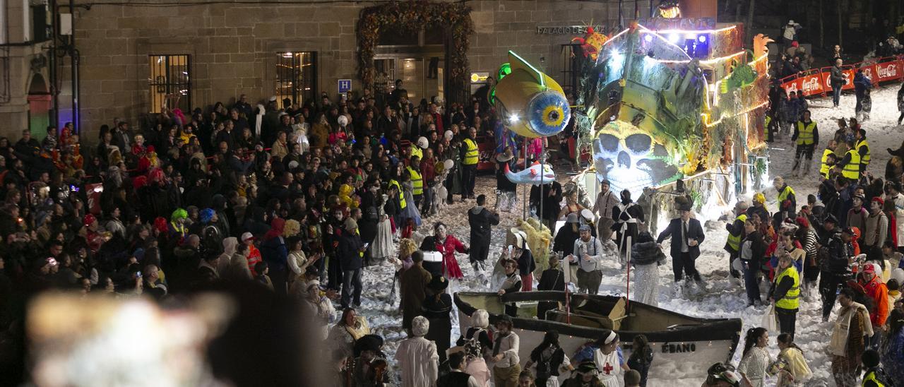 El «Titanic» con proa móvil de la peña «Ébano» en una edición anterior del Descenso.