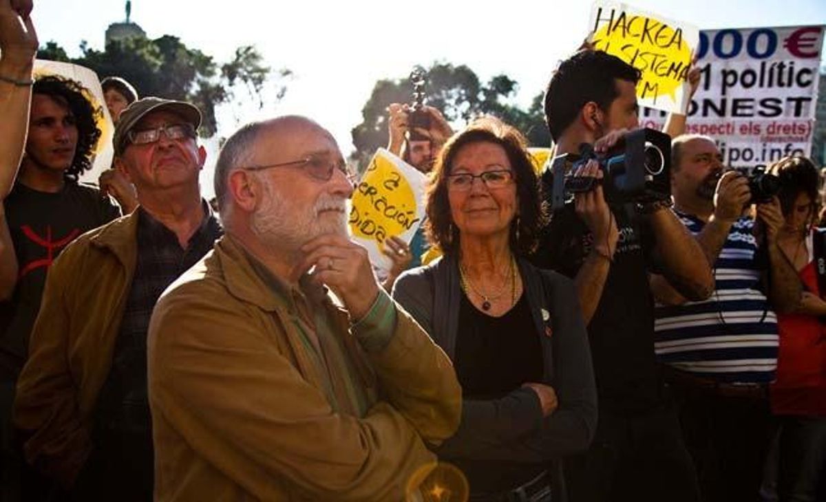 Arcadi Oliveres, president de Justícia i Pau, a la plaça de Catalunya moments abans de dirigir-se als manifestants.