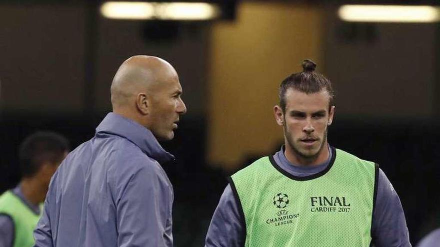 Zidane, junto a Gareth Bale. // Efe