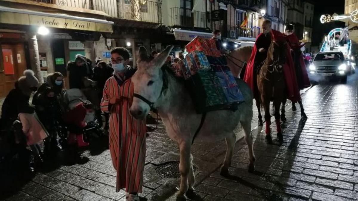 Los pajes reales durante la cabalgata. | M. J. C.