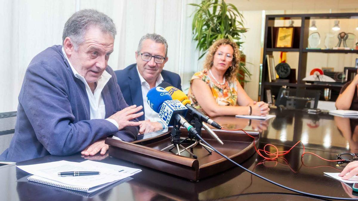 El director general de Salud Mental y Adicciones con el alcalde y la concejal de Bienestar Social