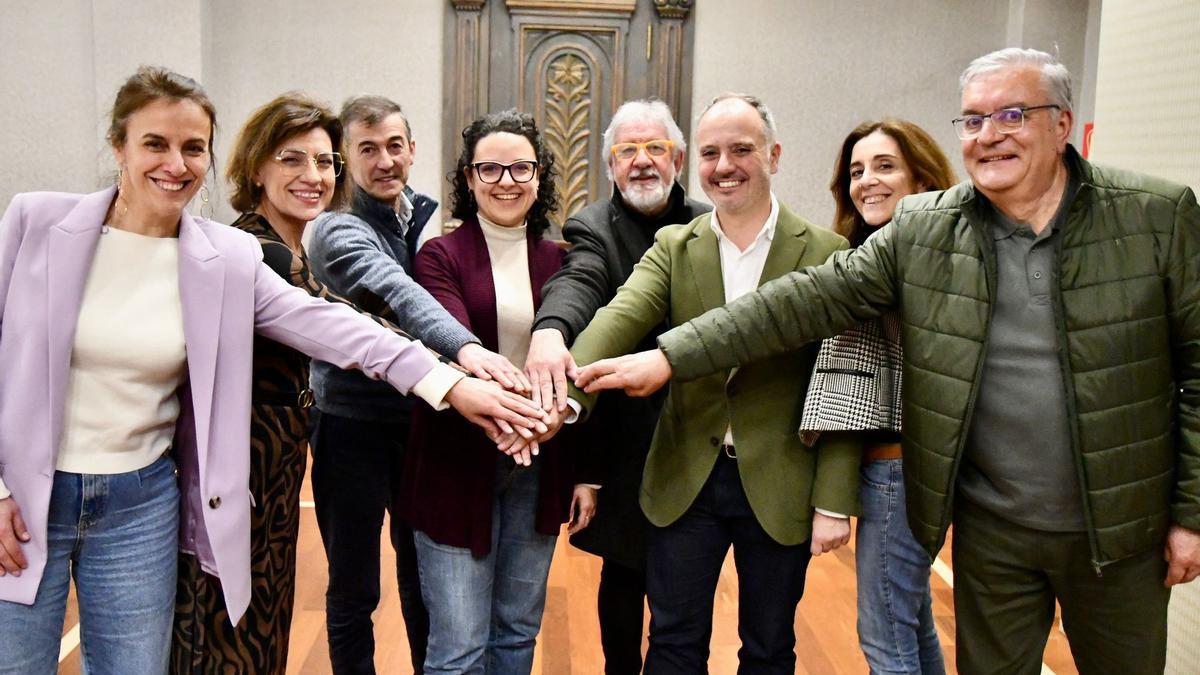 Silvia Cernadas con David Regades y miembros de la agrupación local del PsdeG en Soutomaior