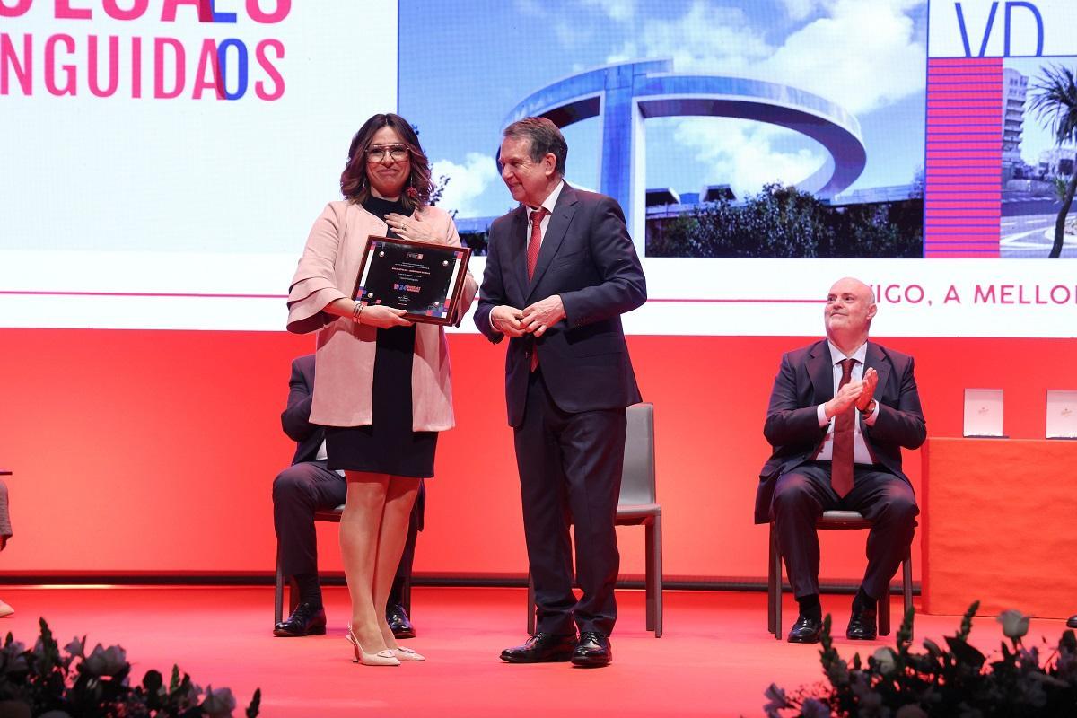 La hija de Emilio Sotelino, fundador de Lembranzas Galegas, recoge el galardon 'in memoriam'