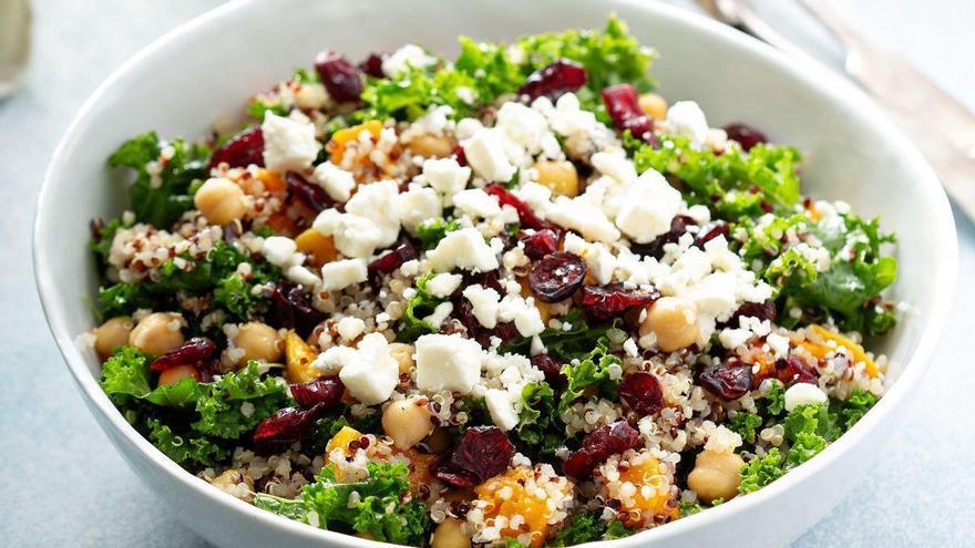 Receta del día: ensalada de garbanzos con quinoa, kale y queso fresco