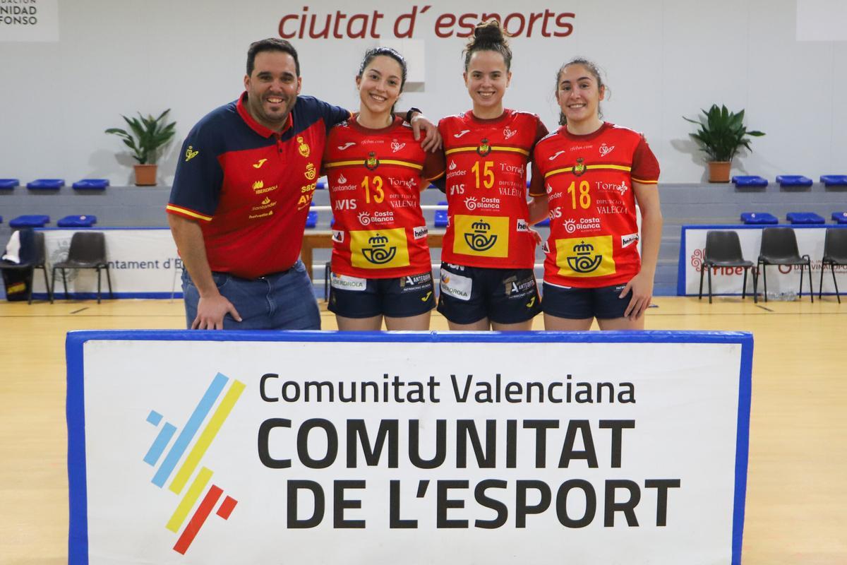 Guerreras Júnior en su última actividad en Elche, donde participaron 3 jugadoras valencianas (Elena Amores, Zaira Benítez y Paola Bernabé ) junto al seleccionador Joaquín Rocamora.