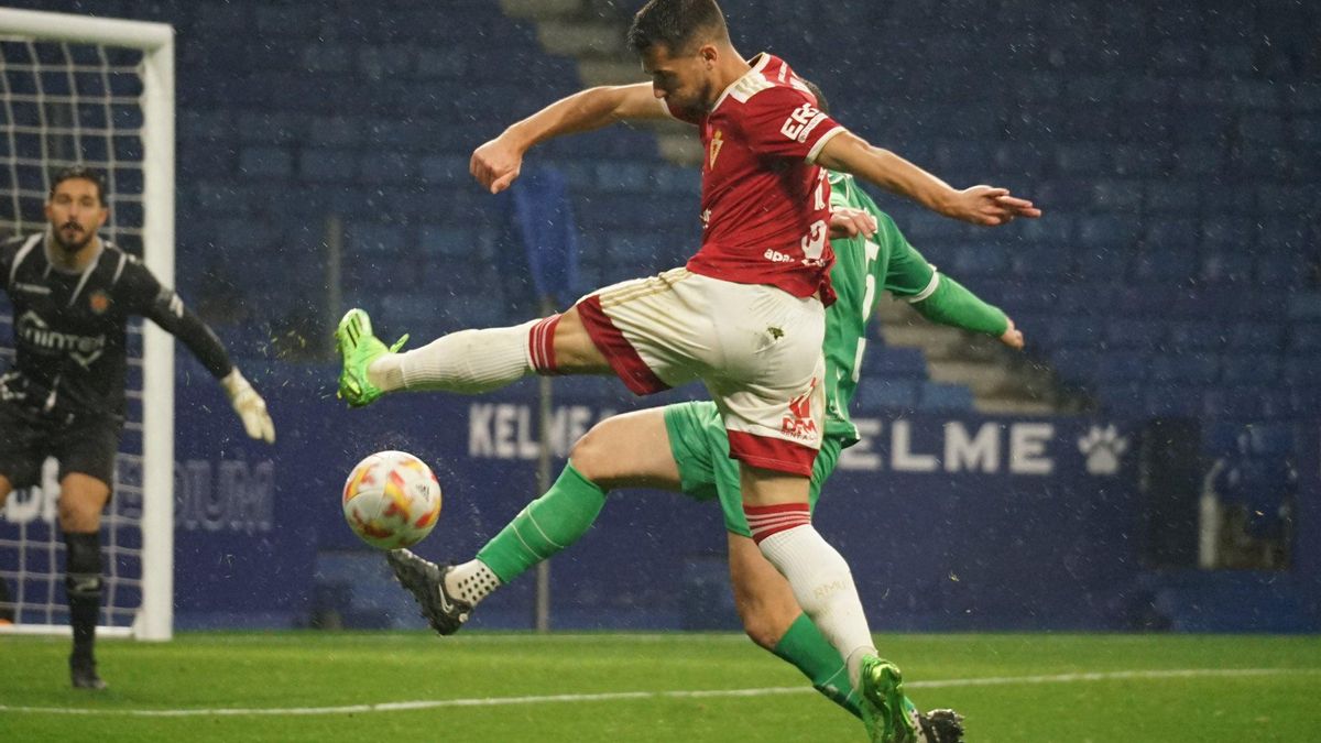 Dani Vega en una acción del choque en Cornellá