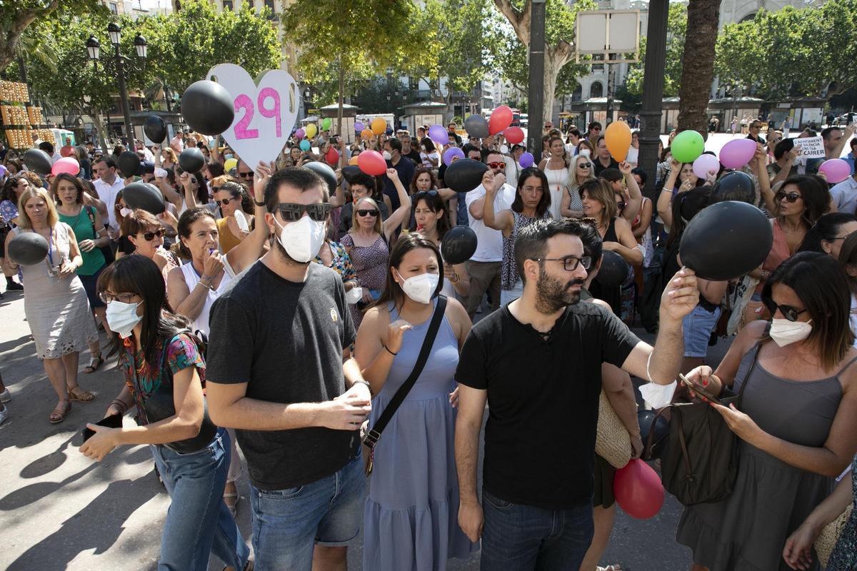 Manifestación de interinos ante el Ayuntamiento de València.