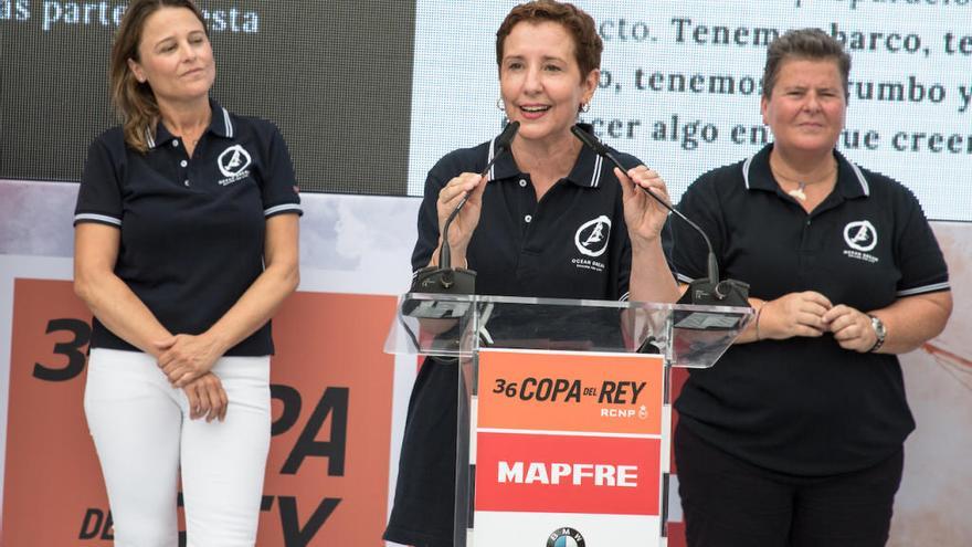 La travesía de mujeres contra el cáncer suelta amarras en la Copa del Rey