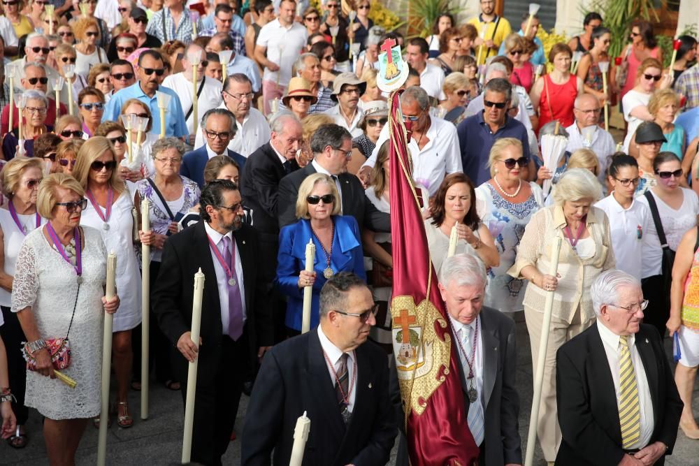 Miles de fieles acompañan a la imagen del nazareno en la tradicional procesión por el centro de la ciudad con principio y final en la Colegiata.