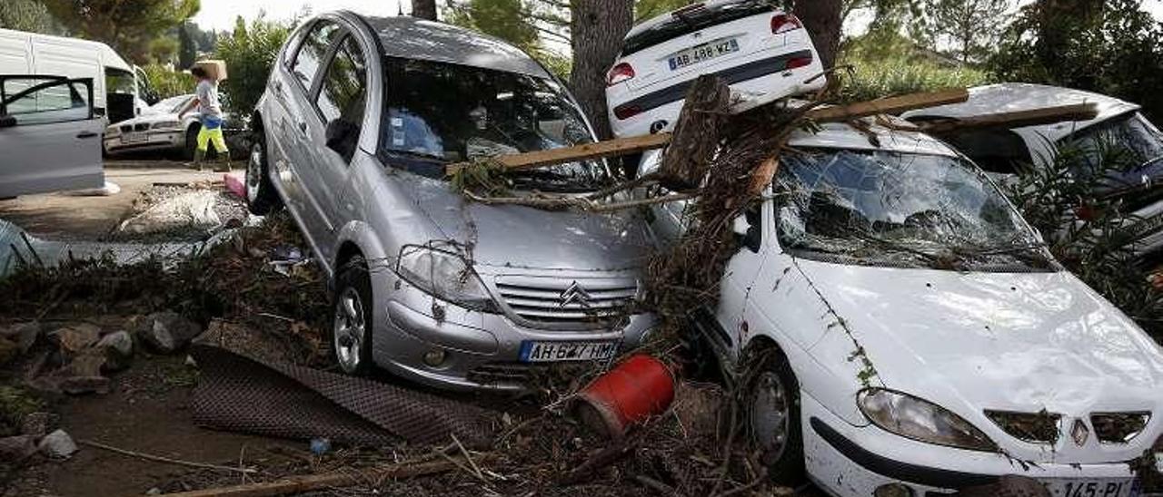 Coches destrozados tras las lluvias en el sur de Francia. // Efe