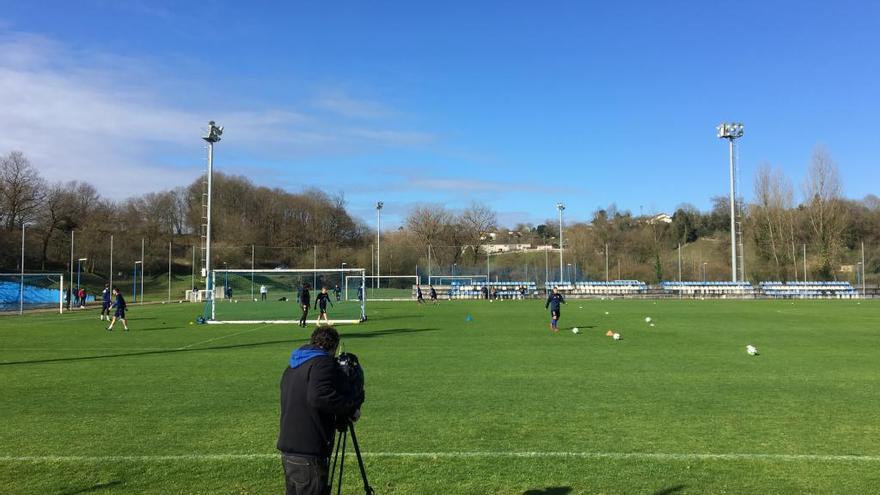 Mossa se retira del entrenamiento del Oviedo con molestias en la rodilla