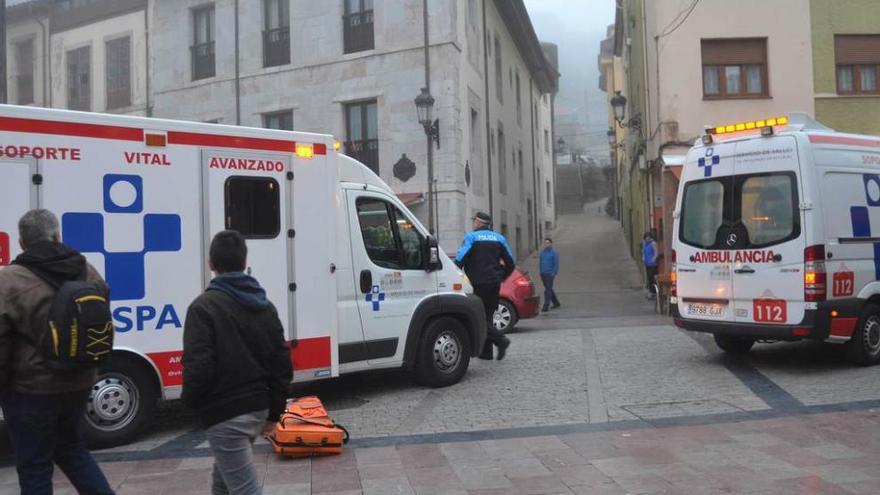 Ambulancias en la plaza de la iglesia de Ribadesella.