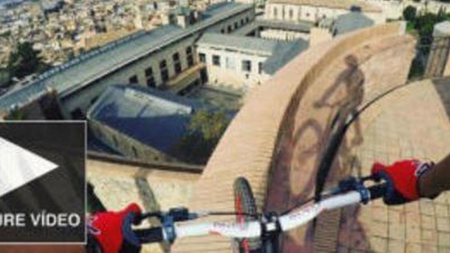 En bici per la barana de la muralla de Girona